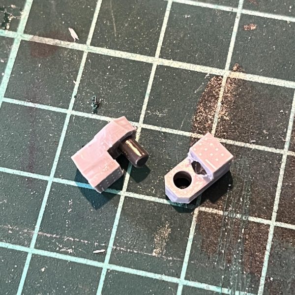 前回のpostのあと、もっかいサフするかと思って分解したところ、3箇所くらいパキッといきましてね。致命傷なのもあれば比較的軽症なのもあったんですが。もうげんなりですよ。&nbsp;そのなかでも、ABS製の肘関節がなかなか外れなくて、やけくそでニッパーで挟んで力込めた結果パッキリなりましてね。仕方ないので新造しました。最初は両腕ぶん作るつもりだったんですが、ミリ単位の調整でプラ粉にまみれて心折れました。もう片方は無事なんで、もういいかな・・・&nbsp;&nbsp;&nbsp;&nbsp;&nbsp;（3枚目）