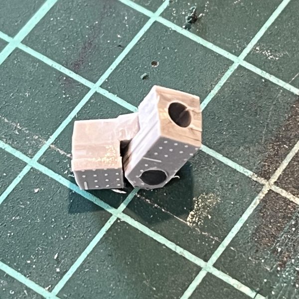 前回のpostのあと、もっかいサフするかと思って分解したところ、3箇所くらいパキッといきましてね。致命傷なのもあれば比較的軽症なのもあったんですが。もうげんなりですよ。&nbsp;そのなかでも、ABS製の肘関節がなかなか外れなくて、やけくそでニッパーで挟んで力込めた結果パッキリなりましてね。仕方ないので新造しました。最初は両腕ぶん作るつもりだったんですが、ミリ単位の調整でプラ粉にまみれて心折れました。もう片方は無事なんで、もういいかな・・・&nbsp;&nbsp;&nbsp;&nbsp;&nbsp;（4枚目）