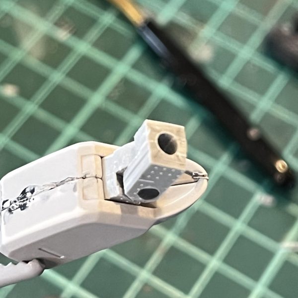 前回のpostのあと、もっかいサフするかと思って分解したところ、3箇所くらいパキッといきましてね。致命傷なのもあれば比較的軽症なのもあったんですが。もうげんなりですよ。&nbsp;そのなかでも、ABS製の肘関節がなかなか外れなくて、やけくそでニッパーで挟んで力込めた結果パッキリなりましてね。仕方ないので新造しました。最初は両腕ぶん作るつもりだったんですが、ミリ単位の調整でプラ粉にまみれて心折れました。もう片方は無事なんで、もういいかな・・・&nbsp;&nbsp;&nbsp;&nbsp;&nbsp;（5枚目）