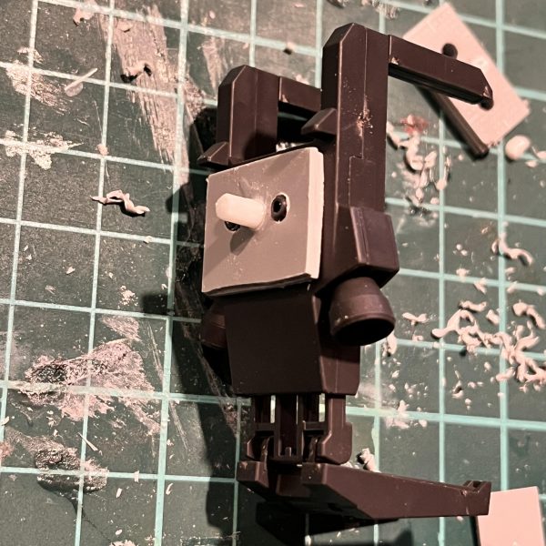 押入れからドッグパックが出てきたので何かに使えないかと思い。今製作中の寒冷地仕様ジムの随伴機で、宇宙世紀0079〜0086あたりに運用されていたみたいな設定です。&nbsp;ドッグパックに陸ガンの背負子を乗せるのは誰もやってないだろー！とニヤニヤしつつ作ってました。背負子の配置はけっこう悩みました。前足やドッグパック後部の(元設定だと兵員輸送用コンテナ)が干渉してしまうので。あと接着剤を使いたくなかったのでプラ板とプラ棒で接続パーツを作っています。（3枚目）