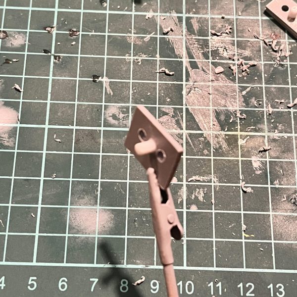 押入れからドッグパックが出てきたので何かに使えないかと思い。今製作中の寒冷地仕様ジムの随伴機で、宇宙世紀0079〜0086あたりに運用されていたみたいな設定です。&nbsp;ドッグパックに陸ガンの背負子を乗せるのは誰もやってないだろー！とニヤニヤしつつ作ってました。背負子の配置はけっこう悩みました。前足やドッグパック後部の(元設定だと兵員輸送用コンテナ)が干渉してしまうので。あと接着剤を使いたくなかったのでプラ板とプラ棒で接続パーツを作っています。（4枚目）