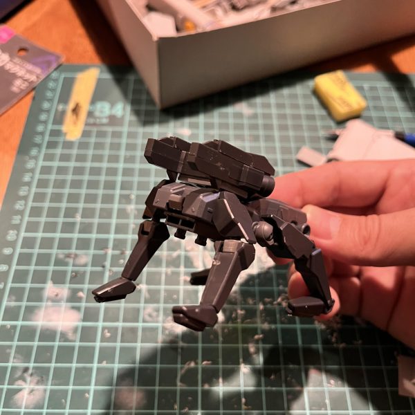 押入れからドッグパックが出てきたので何かに使えないかと思い。今製作中の寒冷地仕様ジムの随伴機で、宇宙世紀0079〜0086あたりに運用されていたみたいな設定です。&nbsp;ドッグパックに陸ガンの背負子を乗せるのは誰もやってないだろー！とニヤニヤしつつ作ってました。背負子の配置はけっこう悩みました。前足やドッグパック後部の(元設定だと兵員輸送用コンテナ)が干渉してしまうので。あと接着剤を使いたくなかったのでプラ板とプラ棒で接続パーツを作っています。（5枚目）