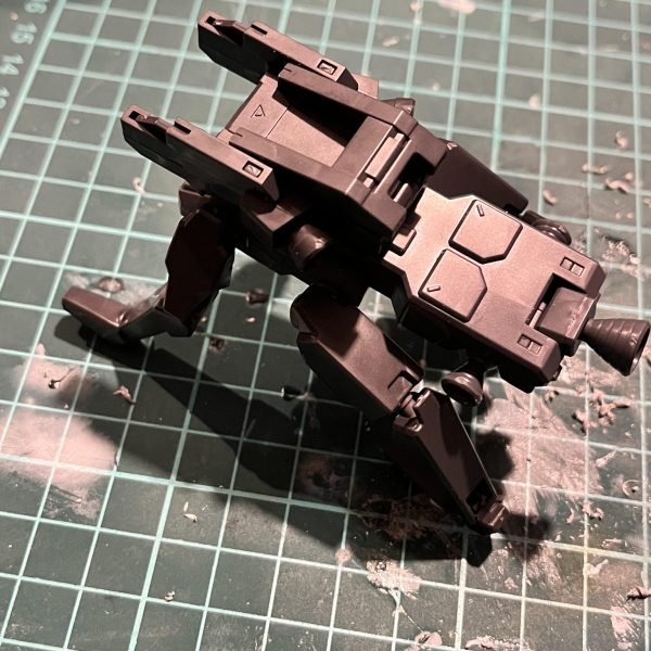 押入れからドッグパックが出てきたので何かに使えないかと思い。今製作中の寒冷地仕様ジムの随伴機で、宇宙世紀0079〜0086あたりに運用されていたみたいな設定です。&nbsp;ドッグパックに陸ガンの背負子を乗せるのは誰もやってないだろー！とニヤニヤしつつ作ってました。背負子の配置はけっこう悩みました。前足やドッグパック後部の(元設定だと兵員輸送用コンテナ)が干渉してしまうので。あと接着剤を使いたくなかったのでプラ板とプラ棒で接続パーツを作っています。（2枚目）