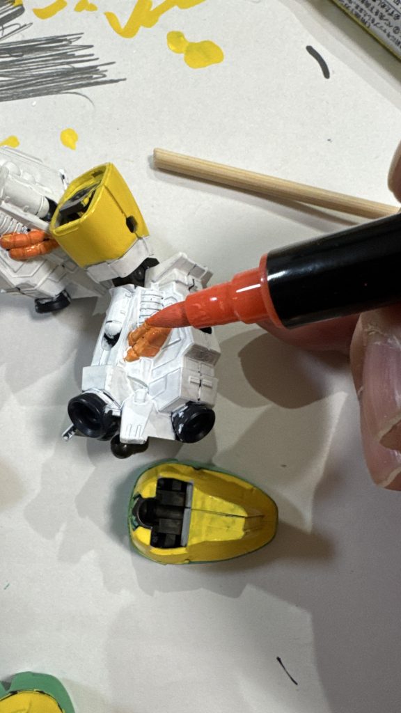 アクリルマーカーペンでお手頃お気楽塗装です🖊