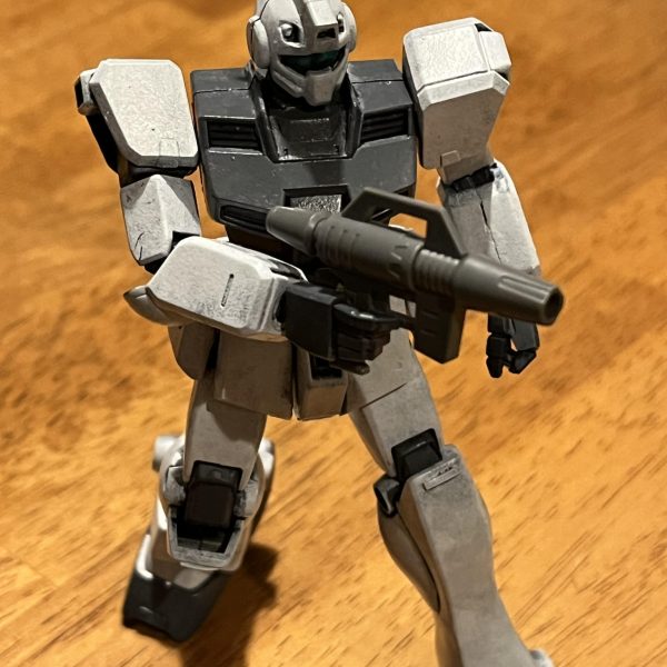 寒ジムの塗装をしています。前回と同じように黒立ち上げ + スポンジ塗装です。塗装工程はあと3割ほど残っているんですが、待ちきれなくて組んでしまいました。---配色は、手足などの白：ガンダムエアリアルホワイト胴体：ガンダムファラクトグレー + ディアクティブグレーつま先・関節・バックパック：ガンダムファラクトグレー&nbsp;て感じです。手元の塗料でなんとかしました。胴体は手元の塗料を1:1で混ぜたらいい感じにキットと同じような色になってくれました。&nbsp;写真ではあまり写っていませんが肩関節と肘関節はプラバンで新造しています。胴体中に関節仕込んだ影響か、組んでみたら今度は腕が長くなってしまったので、キットの肩関節を捨てて作り直しました。&nbsp;手首は最近発売されたウェーブのNEW Fハンド 角Sです。ちょっと組み立てるのが手間ですがいい感じです。&nbsp;（2枚目）