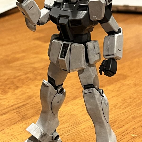 寒ジムの塗装をしています。前回と同じように黒立ち上げ + スポンジ塗装です。塗装工程はあと3割ほど残っているんですが、待ちきれなくて組んでしまいました。---配色は、手足などの白：ガンダムエアリアルホワイト胴体：ガンダムファラクトグレー + ディアクティブグレーつま先・関節・バックパック：ガンダムファラクトグレー&nbsp;て感じです。手元の塗料でなんとかしました。胴体は手元の塗料を1:1で混ぜたらいい感じにキットと同じような色になってくれました。&nbsp;写真ではあまり写っていませんが肩関節と肘関節はプラバンで新造しています。胴体中に関節仕込んだ影響か、組んでみたら今度は腕が長くなってしまったので、キットの肩関節を捨てて作り直しました。&nbsp;手首は最近発売されたウェーブのNEW Fハンド 角Sです。ちょっと組み立てるのが手間ですがいい感じです。&nbsp;（4枚目）