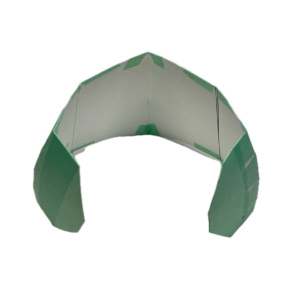 スカート制作に際して、せっかくなのでフルスクラッチしようかなぁと、そんなわけで厚紙を適当に切ってマスキングテープで貼り付けて、ベースの出来上がり🌟これにパテを盛ってそれっぽくしあげていきます！（2枚目）