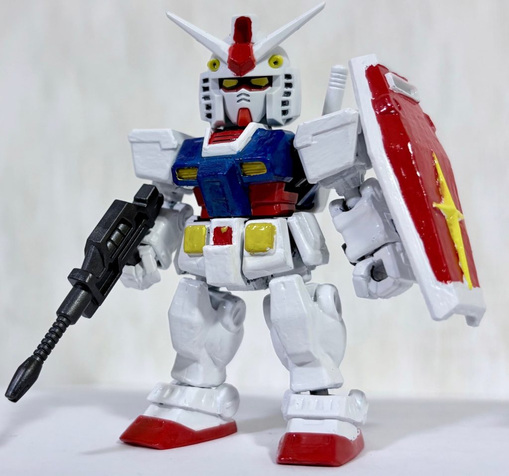 パッと見、我々の知ってる「ガンダムのおっちゃん」ぽく見えるが、近くで見ると「コレジャナイ感」が大爆発な本機(gundam-kao2)なぜこれをやろうと思ったかと言うと、最近仮面ライダーのフィギュアばかり塗っていて「ガンダムって基本トリコロールカラーなんだけどどんな色合いだったっけ？」を思い出すためである(gundam-kao6)