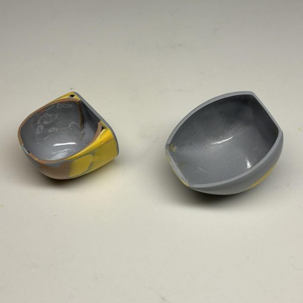 絵を見るとですね、左右で肩の装甲の形が若干違うんですよ…しょうがないので左右で一つずつ制作しました、細かい造形は追々作るとして、まずはベースって感じですね。（5枚目）