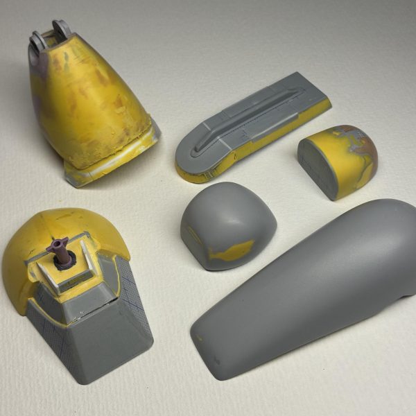 パーツが揃ってくるとそれなりな感じがしてきて、ワクワクしますね🌟あ、盾も作りました！メインはプラ板で、隙間や細かい部分はパテで形成しました。＊おおむね各パーツの寸法は揃えてあります。（3枚目）