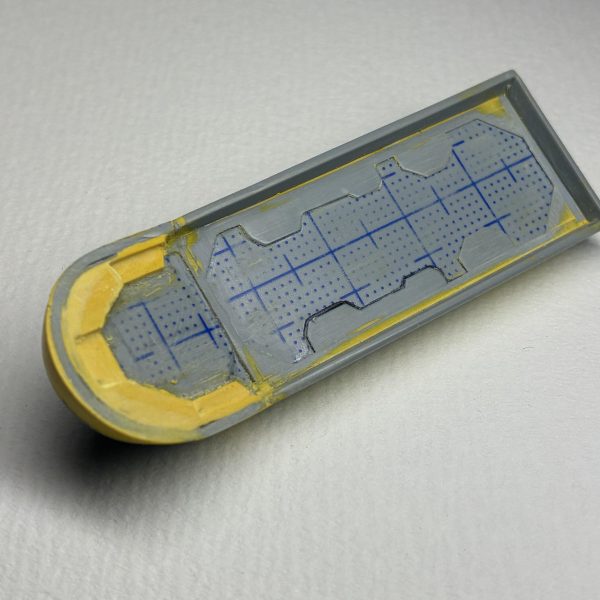 パーツが揃ってくるとそれなりな感じがしてきて、ワクワクしますね🌟あ、盾も作りました！メインはプラ板で、隙間や細かい部分はパテで形成しました。＊おおむね各パーツの寸法は揃えてあります。（5枚目）
