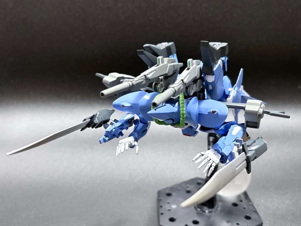 勿論モビルアーマー形態にも変形可能です。両肩のモノアイは埋めて側方センサーにしました。