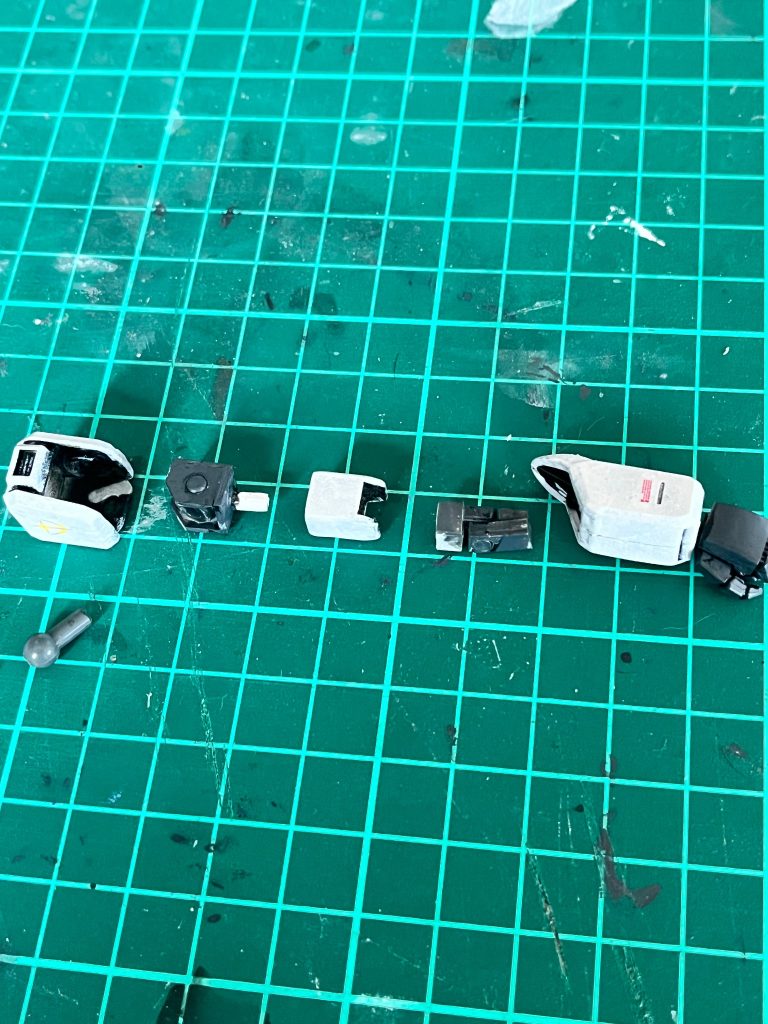 腕。いちばん手を入れた箇所かもです。肩・腕関節を新造しています。別に可動範囲がよくなったわけでもないです。むしろ上腕の保持力はかなりギリギリ。。クリアランスの確保ってむずいですね。腕を横に上げるのちょっとキツキツ。