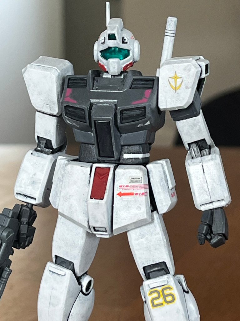 &nbsp;塗装クレオスのブラックサーフェイサーを吹いてからスポンジ塗装です。手足などの白：ガンダムエアリアルホワイト胴体：ファントムグレー + ディアクティブグレーつま先・関節・バックパック：ファントムグレー赤いところ：ガンダムレッド + ファントムグレー&nbsp;胴体の色は手元の塗料の調合でいい感じに出せました。