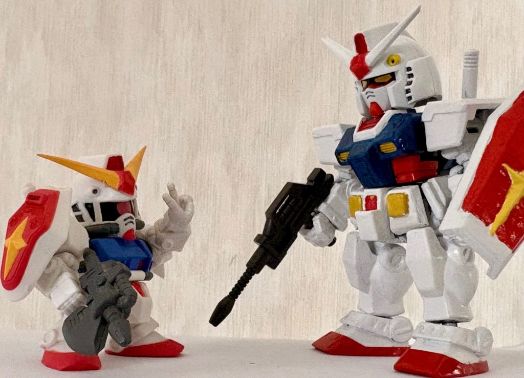 前回のプロトタイプガンダムBカラーとツーショット。さすがにモビリティジョイントとガシャポン戦士ではサイズ感が違いすぎるな(gundam-kao5)