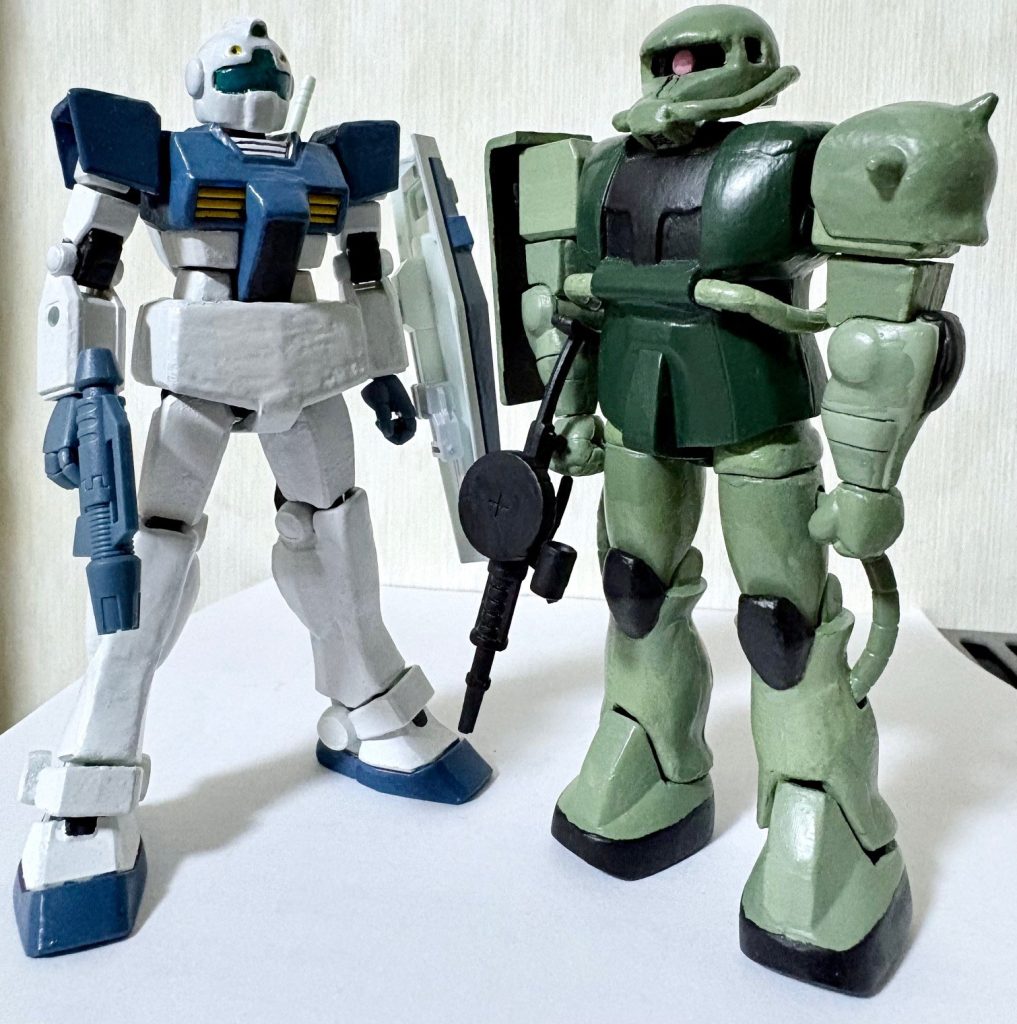 同じ旧キットのザクとツーショット。方向性の違いかザクの方は外見をほとんど変えずにボールジョイントによる改造を行っているので懐かしさを感じる。