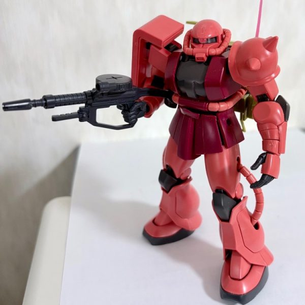 昨日から始めたザクマインレイヤーの制作だが、本体は他のモデラーさんの作例を参考に、リバイブ版シャアザクを使いミキシング。旧キット版の本体はノーマルザクとして後で作る事に決定。これまでの改造ポイント。・機雷散布ポッドは元のバックパックと合体して取り外せるようにした。・アンテナ部分は折れやすいので破損防止のため、ビームサーベルの刃先を流用。これであらかた出来上がったが、問題は頭部の動力パイプをポッドにどう繋げるか？頭を使うな～(gundam-kao10)（1枚目）