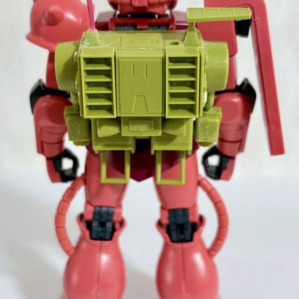 昨日から始めたザクマインレイヤーの制作だが、本体は他のモデラーさんの作例を参考に、リバイブ版シャアザクを使いミキシング。旧キット版の本体はノーマルザクとして後で作る事に決定。これまでの改造ポイント。・機雷散布ポッドは元のバックパックと合体して取り外せるようにした。・アンテナ部分は折れやすいので破損防止のため、ビームサーベルの刃先を流用。これであらかた出来上がったが、問題は頭部の動力パイプをポッドにどう繋げるか？頭を使うな～(gundam-kao10)（3枚目）