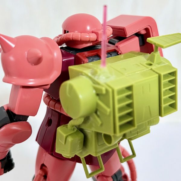 昨日から始めたザクマインレイヤーの制作だが、本体は他のモデラーさんの作例を参考に、リバイブ版シャアザクを使いミキシング。旧キット版の本体はノーマルザクとして後で作る事に決定。これまでの改造ポイント。・機雷散布ポッドは元のバックパックと合体して取り外せるようにした。・アンテナ部分は折れやすいので破損防止のため、ビームサーベルの刃先を流用。これであらかた出来上がったが、問題は頭部の動力パイプをポッドにどう繋げるか？頭を使うな～(gundam-kao10)（4枚目）
