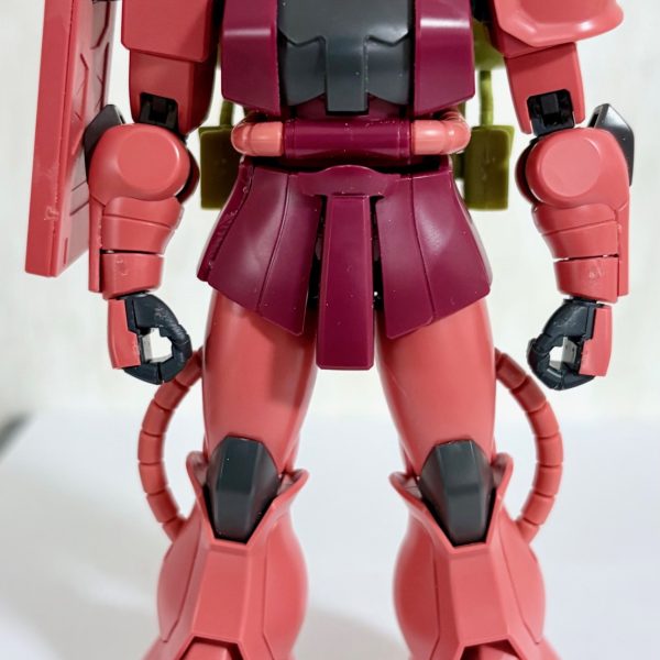 昨日から始めたザクマインレイヤーの制作だが、本体は他のモデラーさんの作例を参考に、リバイブ版シャアザクを使いミキシング。旧キット版の本体はノーマルザクとして後で作る事に決定。これまでの改造ポイント。・機雷散布ポッドは元のバックパックと合体して取り外せるようにした。・アンテナ部分は折れやすいので破損防止のため、ビームサーベルの刃先を流用。これであらかた出来上がったが、問題は頭部の動力パイプをポッドにどう繋げるか？頭を使うな～(gundam-kao10)（5枚目）