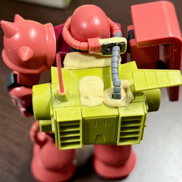 ただいま絶賛ミキシング中のザクマインレイヤーだが、頭の動力パイプをなんとかポッドに繋げる事ができた。以下改造レシピ。・余っていたグフのヒートロッドの一部を拝借し、パイプとくっつけた。・パイプのカバーはBB戦士ザクの余剰パーツを加工。・腰の動力パイプもパテ盛りした。これでパイプ問題は解決したので、残りの細かい箇所を微調整して塗装すれば完成するだろう(zaku-kao6)（1枚目）