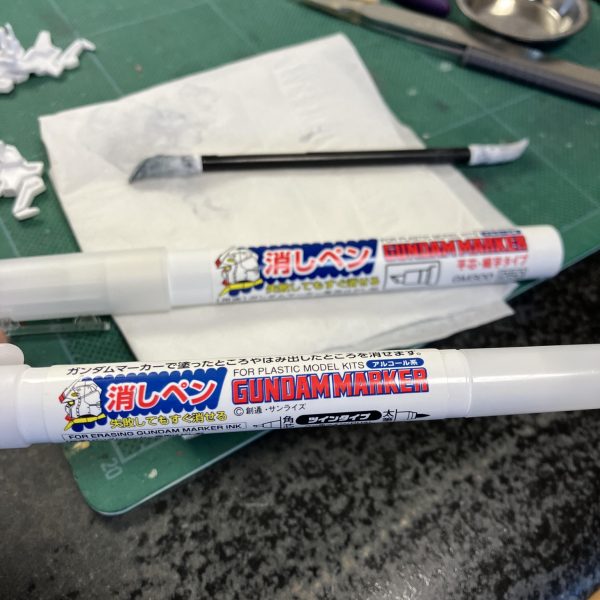 ガンダムジリウスの進捗ですね、メタリックマーカーはいったん終えて、スミ入れフェーズ🥴　いつも白系統は苦手が出ちゃうんですが😅今回は新兵器😤　と、いうかは通常の消しペンと間違えて買ったツインペンです👍🥳　硬めの細先とブラシ状の太先のツイン2️⃣✒️🤩硬い方は段差を活かした境界線の整えや、細かい調整に💪　また、太先はブラシタイプで、ケガキ針でなぞった一筋だけ残して消せるのでコレはマイスタイルにピッタリかも🎯🥰　すでにブラシが痛むくらいハードに使ってます😬🤟　トールギスIIIでこのツインペンがあればもう少し手応えのある結果になったような😅（5枚目）