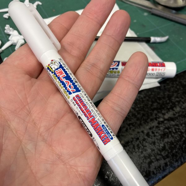 ガンダムジリウスの進捗ですね、メタリックマーカーはいったん終えて、スミ入れフェーズ🥴　いつも白系統は苦手が出ちゃうんですが😅今回は新兵器😤　と、いうかは通常の消しペンと間違えて買ったツインペンです👍🥳　硬めの細先とブラシ状の太先のツイン2️⃣✒️🤩硬い方は段差を活かした境界線の整えや、細かい調整に💪　また、太先はブラシタイプで、ケガキ針でなぞった一筋だけ残して消せるのでコレはマイスタイルにピッタリかも🎯🥰　すでにブラシが痛むくらいハードに使ってます😬🤟　トールギスIIIでこのツインペンがあればもう少し手応えのある結果になったような😅（6枚目）