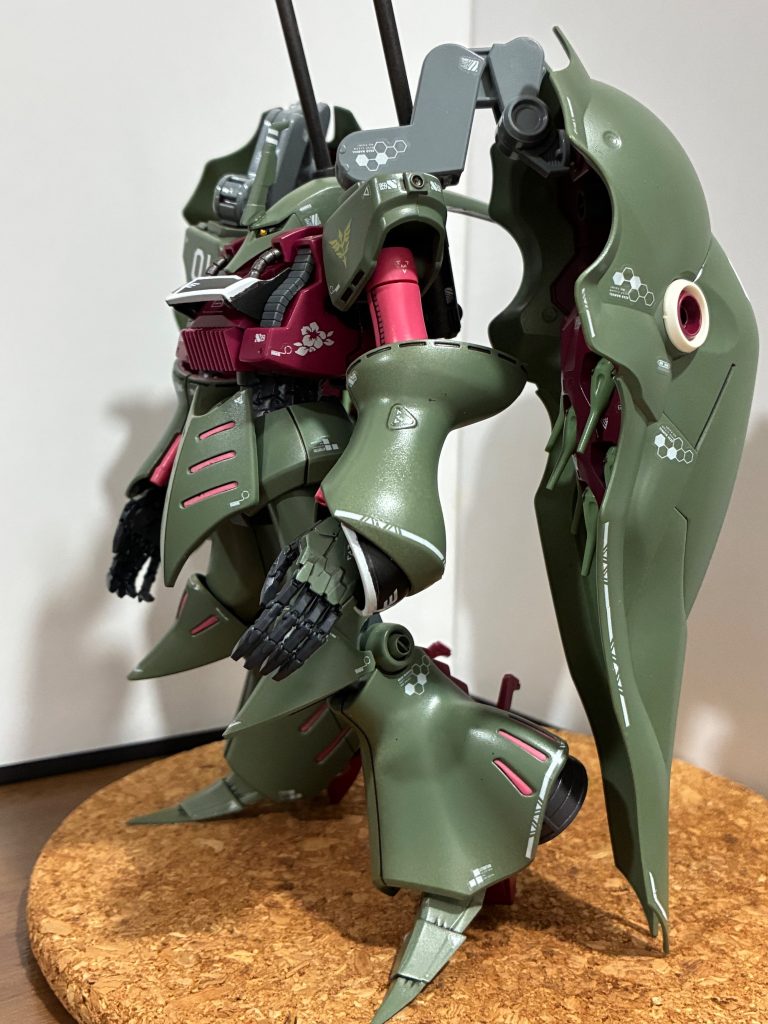 ブレードアンテナはMGザクから流用し踵はハイヒール風に。バインダー内の隠し腕はオミット。そのうち別のミキシングで使います。