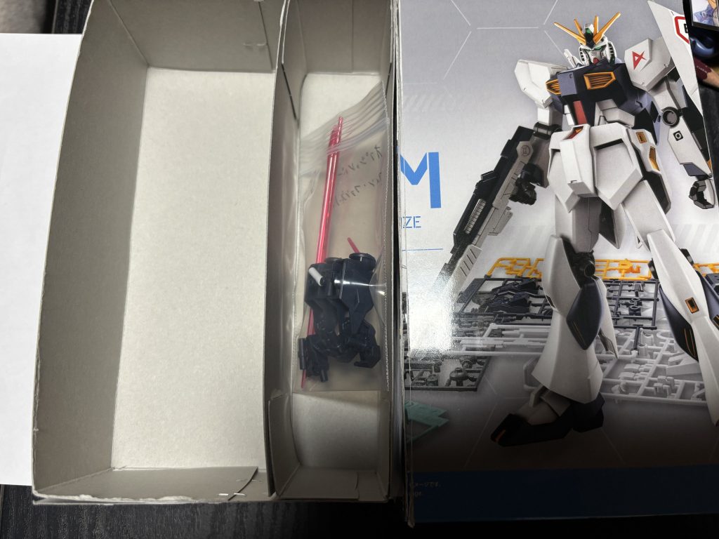ガンプラそのものではないですがキットの箱を加工してケースを作りました