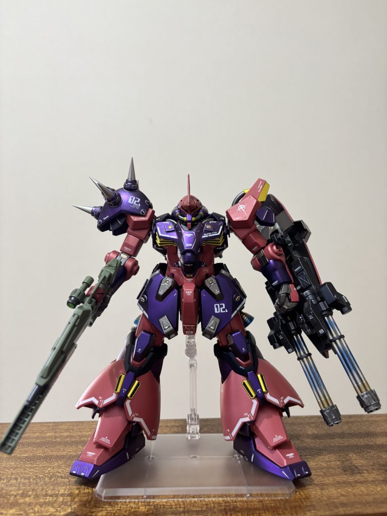 今回の工作。基本的にガンダムベースの制作ブログを参考に本体は　ビルダーパーツHDのブレードアンテナ、MSハンド(ジオン係)、スパイク、プロペラントタンク、テールスタビレーター、バーニアを追加や交換し、胴で2.4㍉足首で３㍉延長。胸や腰のスカート周りは30mmカスタマイズマテリアルやプラチップを貼り付け。デカールは社外品と純正品各種を織り交ぜて貼り付け。武器、ライフルは2015年位のカスタマイズキャンペーンのレールガンの部品とジャンク部品とビルダーパーツMSサイトレンズ。ダブルビームガトリングもキャンペーン品を加工して取り付けてあります。