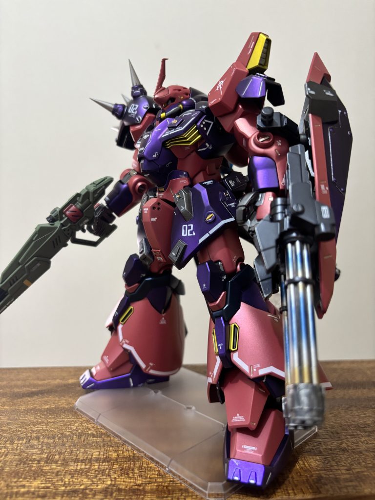 塗装。紫は黒下地にアメジストパープル。赤に近いピンクは自家製ピンクサフの上からルビーレッド。黒はプリズムブルーブラック。間接は全てスターブライトアイアン。バーニア、スパイクのシルバーはスーパージュラルミン。エンジン、タンクのゴールドはシャンパンゴールド。ライフルの緑はエアクラフトグレーグリーン。黄色はスターブライトブラスです。