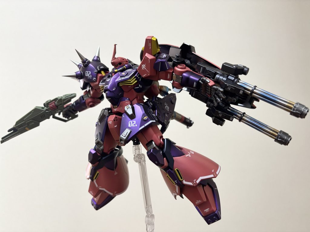 降下シーンっぽく。重量を計測したら195㌘も有るので浮かせるのは冷や汗💦物です。前腕は僕の好みで🟣に配色を変えてあります。