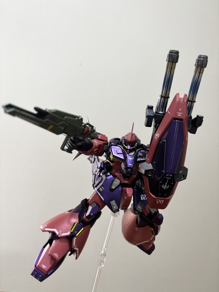 下半身はあまり動きませんが、上半身の可動は素晴らしいです。保持力もグッド👍