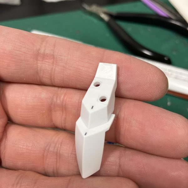 ガンダムジリウスの進捗ですね、メタリックマーカーはいったん終えて、スミ入れフェーズ🥴　いつも白系統は苦手が出ちゃうんですが😅今回は新兵器😤　と、いうかは通常の消しペンと間違えて買ったツインペンです👍🥳　硬めの細先とブラシ状の太先のツイン2️⃣✒️🤩硬い方は段差を活かした境界線の整えや、細かい調整に💪　また、太先はブラシタイプで、ケガキ針でなぞった一筋だけ残して消せるのでコレはマイスタイルにピッタリかも🎯🥰　すでにブラシが痛むくらいハードに使ってます😬🤟　トールギスIIIでこのツインペンがあればもう少し手応えのある結果になったような😅（3枚目）