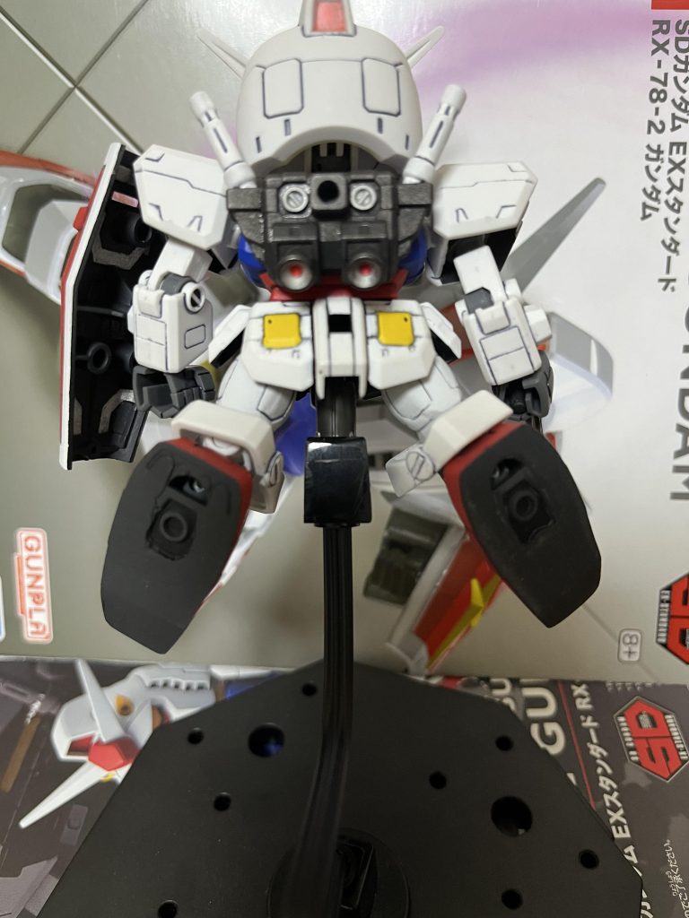 肉抜きを埋めようとしたんですが中々うまく行きませんでした。特に足裏の出来が酷いですね、今度はプラ板でやってみようかな