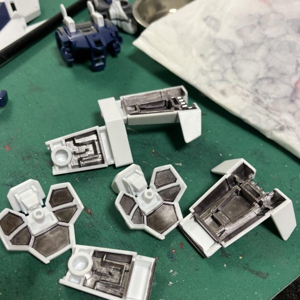 ガンダムジリウスの進捗ですね、メタリックマーカーはいったん終えて、スミ入れフェーズ🥴　いつも白系統は苦手が出ちゃうんですが😅今回は新兵器😤　と、いうかは通常の消しペンと間違えて買ったツインペンです👍🥳　硬めの細先とブラシ状の太先のツイン2️⃣✒️🤩硬い方は段差を活かした境界線の整えや、細かい調整に💪　また、太先はブラシタイプで、ケガキ針でなぞった一筋だけ残して消せるのでコレはマイスタイルにピッタリかも🎯🥰　すでにブラシが痛むくらいハードに使ってます😬🤟　トールギスIIIでこのツインペンがあればもう少し手応えのある結果になったような😅（4枚目）