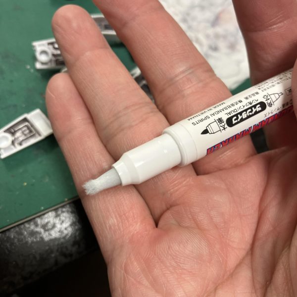 ガンダムジリウスの進捗ですね、メタリックマーカーはいったん終えて、スミ入れフェーズ🥴　いつも白系統は苦手が出ちゃうんですが😅今回は新兵器😤　と、いうかは通常の消しペンと間違えて買ったツインペンです👍🥳　硬めの細先とブラシ状の太先のツイン2️⃣✒️🤩硬い方は段差を活かした境界線の整えや、細かい調整に💪　また、太先はブラシタイプで、ケガキ針でなぞった一筋だけ残して消せるのでコレはマイスタイルにピッタリかも🎯🥰　すでにブラシが痛むくらいハードに使ってます😬🤟　トールギスIIIでこのツインペンがあればもう少し手応えのある結果になったような😅（2枚目）