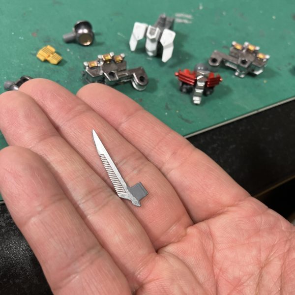 このタイミングでジリウスのメタリックマーカーの感想具合を確認したくなります🥰　とりあえず、なんかちょろちょろ塗ってたのがキラキラと✨🥴今回は思い切ってVアンテナやイエローパーツもゴールドで超合金っぽく💪🥳　ちょいと近未来感のある尖ったデザインなので派手めな方でもに合うのではと今回も試行錯誤で👍🤩（3枚目）