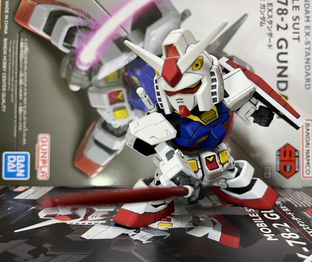 ビームサーベルを構えたポーズ。やはりガンダムと言えばこのポーズですね、しかしどう動かしてもパケ絵みたいなポーズが取れないのは何故...?