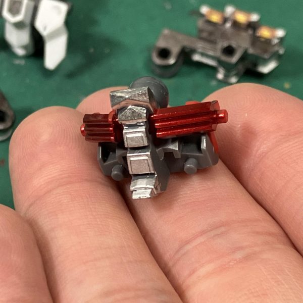 このタイミングでジリウスのメタリックマーカーの感想具合を確認したくなります🥰　とりあえず、なんかちょろちょろ塗ってたのがキラキラと✨🥴今回は思い切ってVアンテナやイエローパーツもゴールドで超合金っぽく💪🥳　ちょいと近未来感のある尖ったデザインなので派手めな方でもに合うのではと今回も試行錯誤で👍🤩（2枚目）