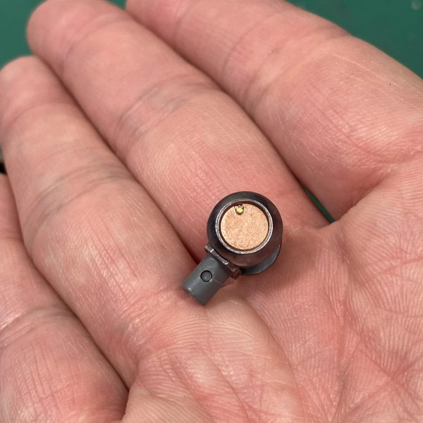 このタイミングでジリウスのメタリックマーカーの感想具合を確認したくなります🥰　とりあえず、なんかちょろちょろ塗ってたのがキラキラと✨🥴今回は思い切ってVアンテナやイエローパーツもゴールドで超合金っぽく💪🥳　ちょいと近未来感のある尖ったデザインなので派手めな方でもに合うのではと今回も試行錯誤で👍🤩（4枚目）