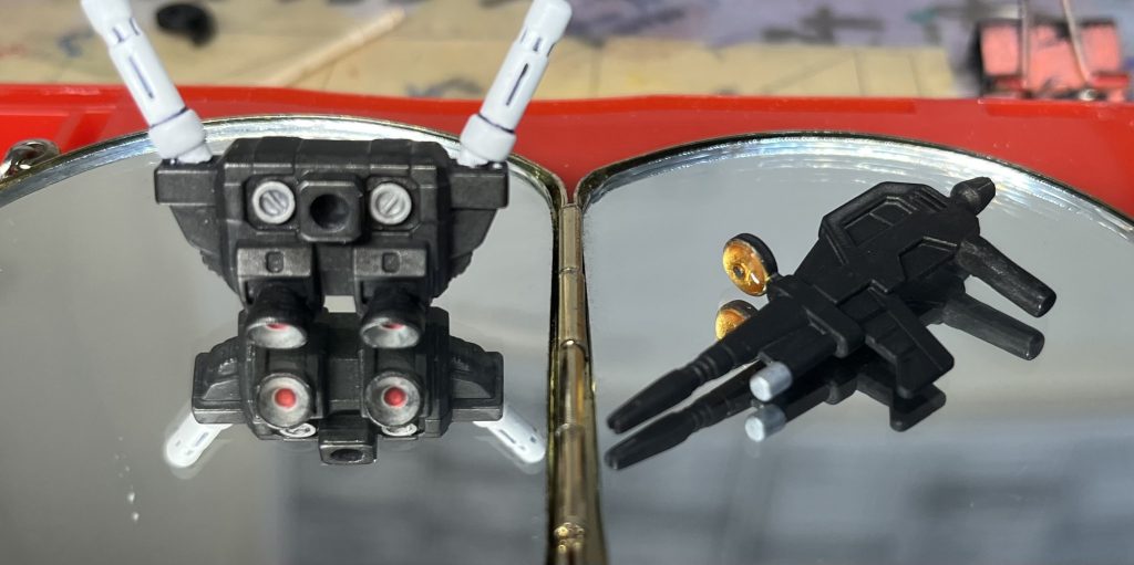 今回初めてちょっとした自分なりのアレンジを加えてみた所ですね、ランドセルのディテールが素敵だったので黒鉄色にしてちょっとシルバーで塗ってみたりバーニアをロイヤルメタレッドで塗ってみたりしました。ビームライフルは薄っぺらさを誤魔化す為にこちらも黒鉄色にしてシルバーを入れてみたり、できるだけ重厚感みたいなものを出したかったんですよ