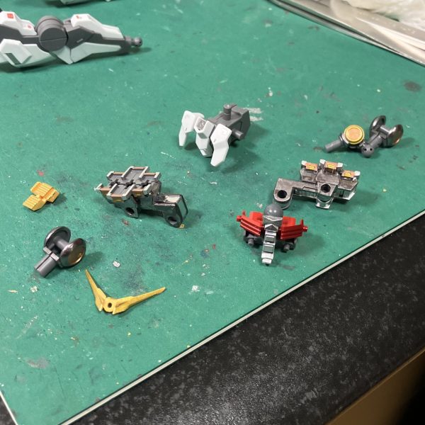 このタイミングでジリウスのメタリックマーカーの感想具合を確認したくなります🥰　とりあえず、なんかちょろちょろ塗ってたのがキラキラと✨🥴今回は思い切ってVアンテナやイエローパーツもゴールドで超合金っぽく💪🥳　ちょいと近未来感のある尖ったデザインなので派手めな方でもに合うのではと今回も試行錯誤で👍🤩（1枚目）