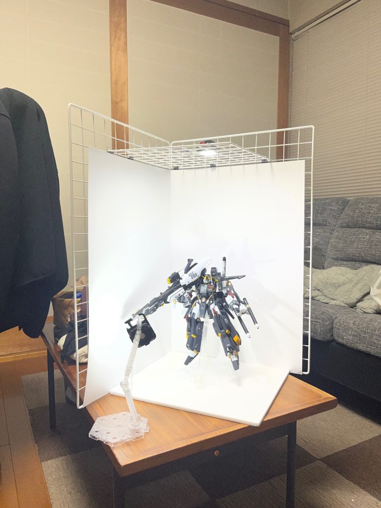 総工費1000円未満のジェネリック塗装ブース。裏当ての画用紙を変更するだけで気軽に背景色を変えられるのは便利かなと思います。