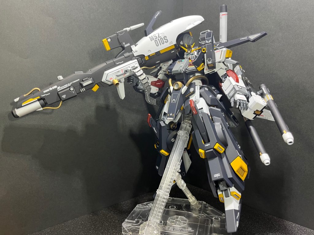 背景色を黒に差し替えて一枚。デカールは本来黒系のところを白に塗ったので汎用を組み合わせて再現。