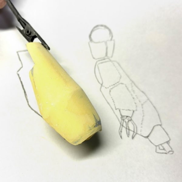 ドムプラス… &nbsp;本当に独特な腕をしていらっしゃる…そしてフルスクラッチの背面写真を観察すると腕の関節が一つ多いんですよね。人で言う所の前腕に当たる部分が二つあり、胴体に近い方の前腕にアーム装甲が接続されている様子で、二つ目の前腕が稼働する風に仕上げている様です。小林誠氏の作画では見えない部分だったので、作例のフルスクラッチ写真を参考に予想で腕の関節を書いてみました。&nbsp;（5枚目）