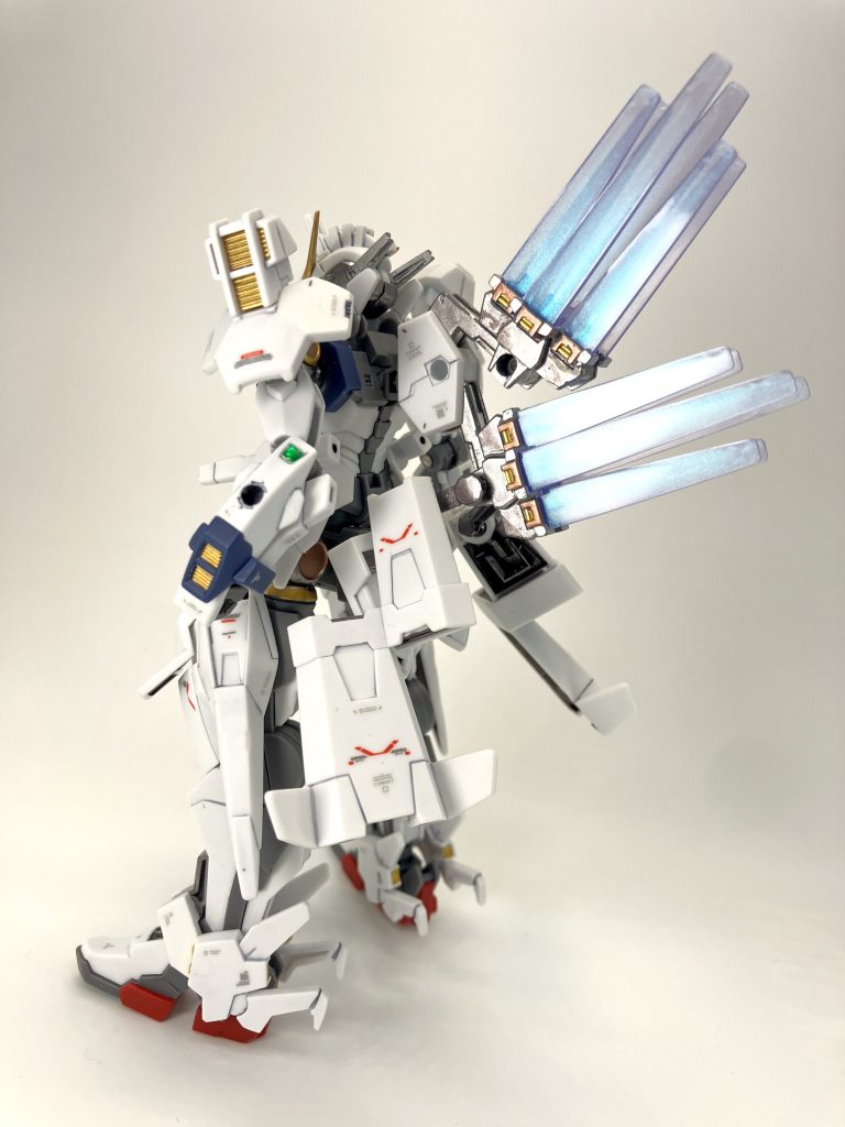 コンパウンドで研磨したフェザーエクステンションはライティングでけっこう光ります✨🤩　惜しむらくはゲート跡周辺のプラの淀みですね😑