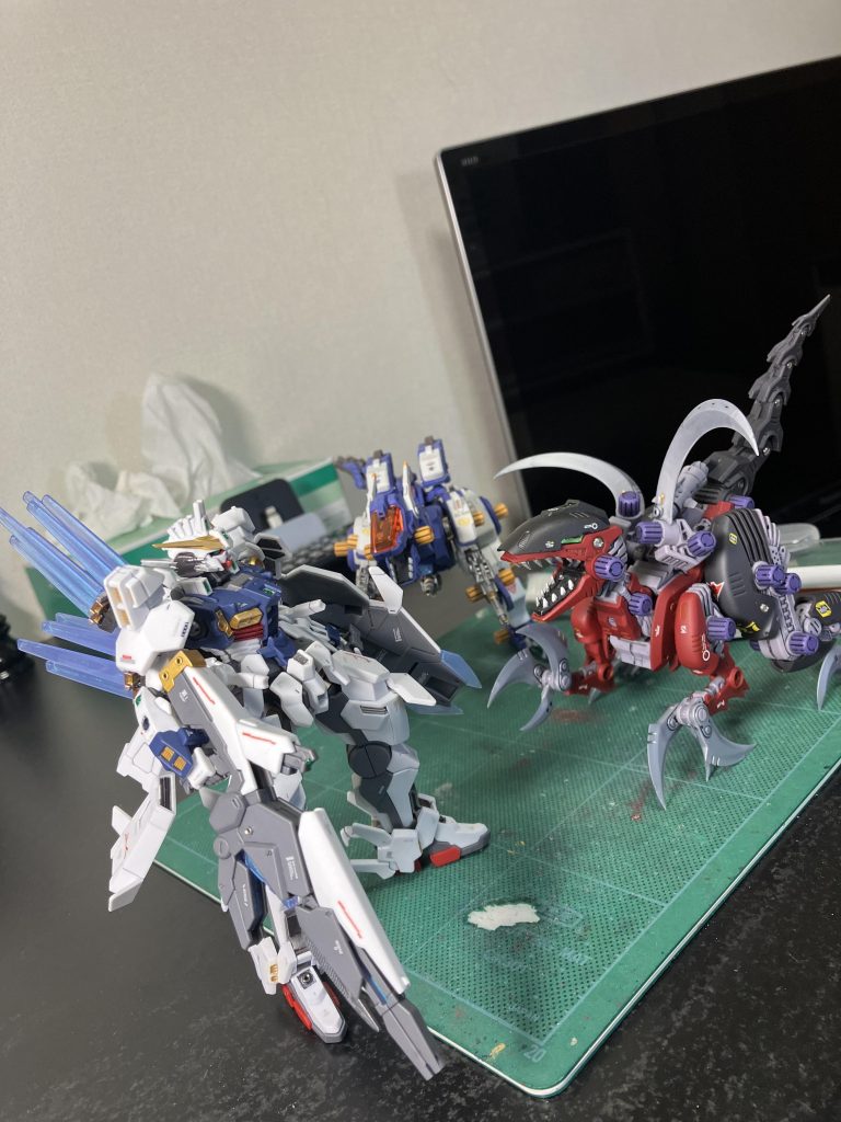 オマケ🥳　ガンダムエイト本編では敵はモビルスーツではなく、有機的なモンスター👾　なので、手持ちのHMMゾイドからカメオ出演を🥴