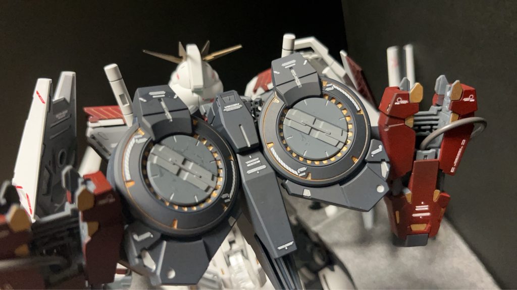 バックパックの墨入れにアクリジョンの金を使ってみたのですが、マジックリン使っても思いの外落ちず擦ると下地が取れ始めたのでちょっと汚いながらも見過ごすことに。素直にエナメルを買えばよかったと後悔。私にまだアクリジョンは早かった。ゼンマイを回す時にトップコートも削れてしまった…。