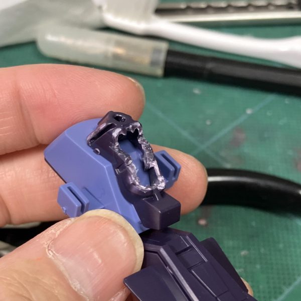 本来のキットは中身にレール状のパーツにシールをペタ、なので今回はモノアイを可動に挑戦ですね😉とりあえず、レールに沿ってくり抜きましたが、結局、可動スペースを考えるとほぼ真っ二つ🤗 中にwaveのボールジョイントとプラサポで、まずは様になりそうな予感🥳ポージングを考えてヘッドパーツは外しやすいようにネオジム磁石🧲を仕込んでみます💪☺️ 最終的にはメタリックシールとレジンで先端にモノアイを新造の予定です🫡👏せっかくの再販品、作ってて楽しい💪☺️💪 プレバンの🛒カート保持システムを他のサイトにも😭💦(3枚目)